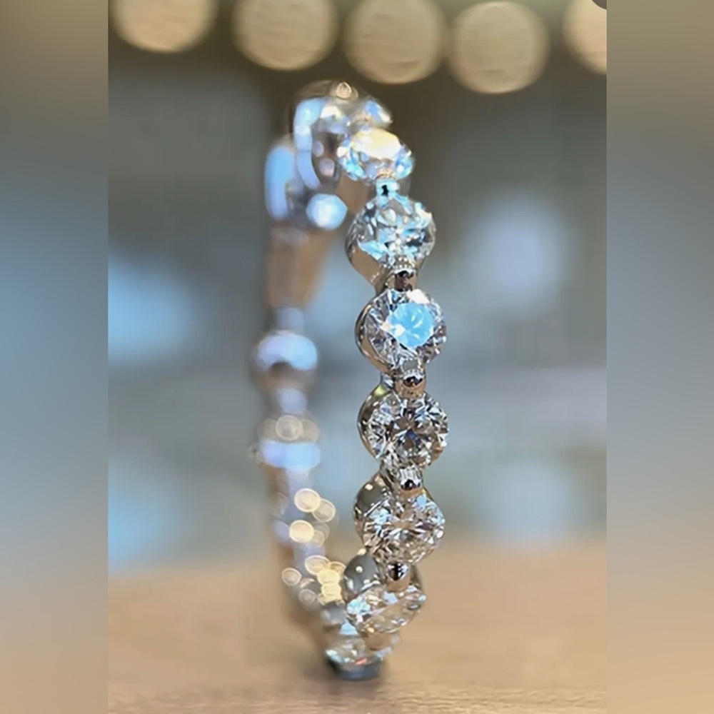 Luxury Fashionable Women's Roundl Zirconia Infinity band in Titanium Sz8 NWT